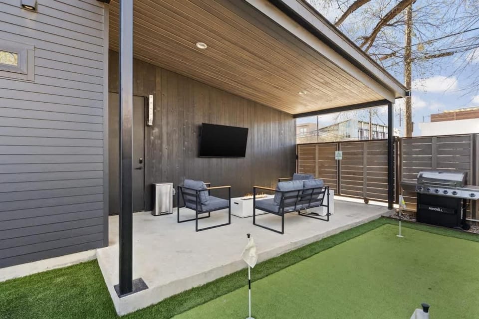 Walk to Downtown Sleeps 16 MiniPutt GameRoom House in Austin