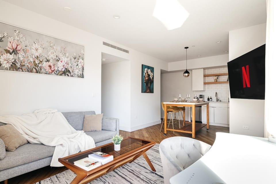 Kitchen or kitchenette, Living room, Seating area, Dining area