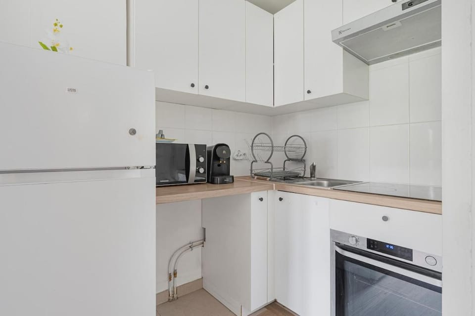 Coffee/tea facilities, Kitchen or kitchenette, oven, stove, kitchen