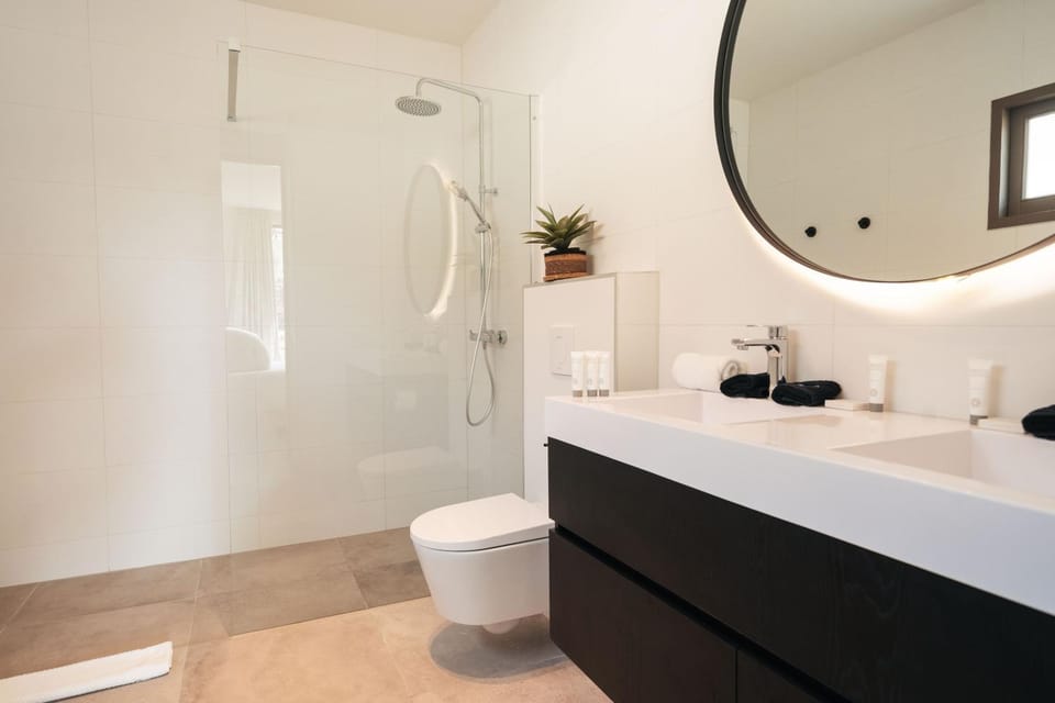 Shower, Toilet, Bathroom, towels