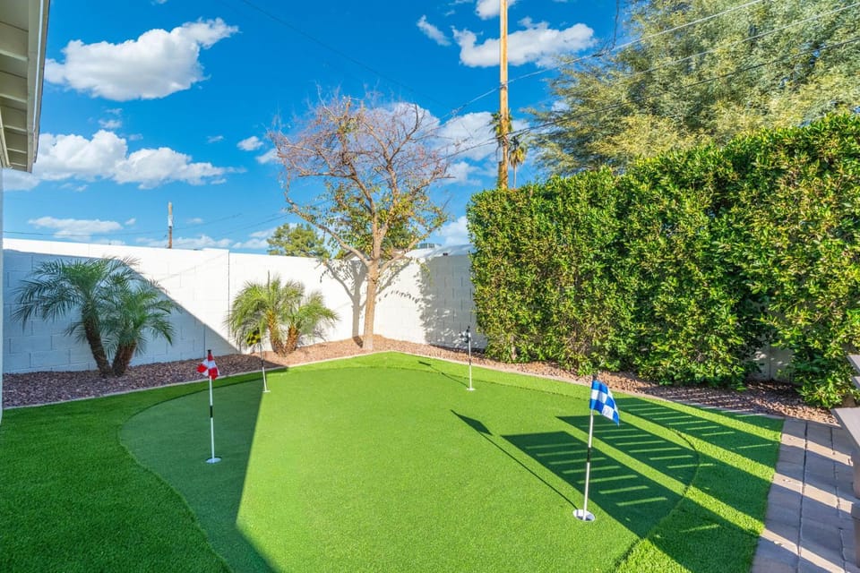 Arcadia 5BR Oasis Pool Putting Green & Sleeps 12 House in Phoenix