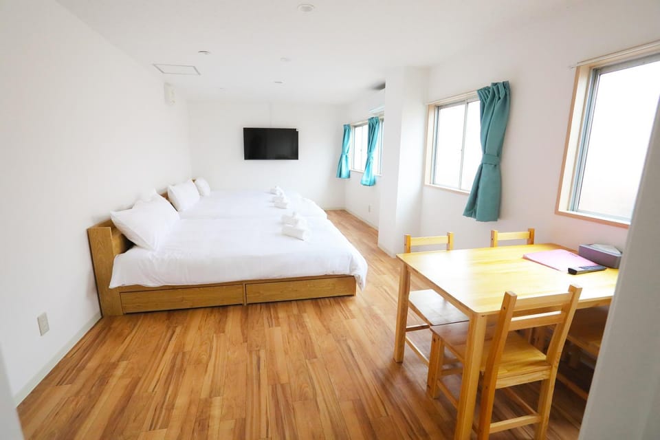 Bed, TV and multimedia, Bedroom