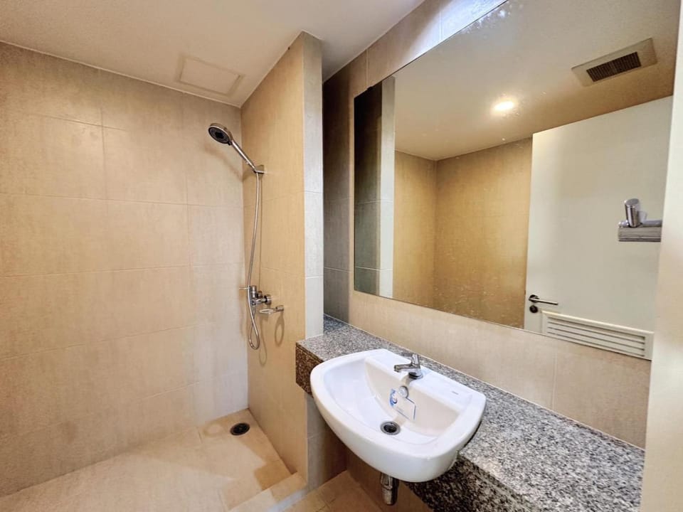Clover Thonglor 2 bed easy access to BTS Thonglor Pool Gym Apartment in Bangkok