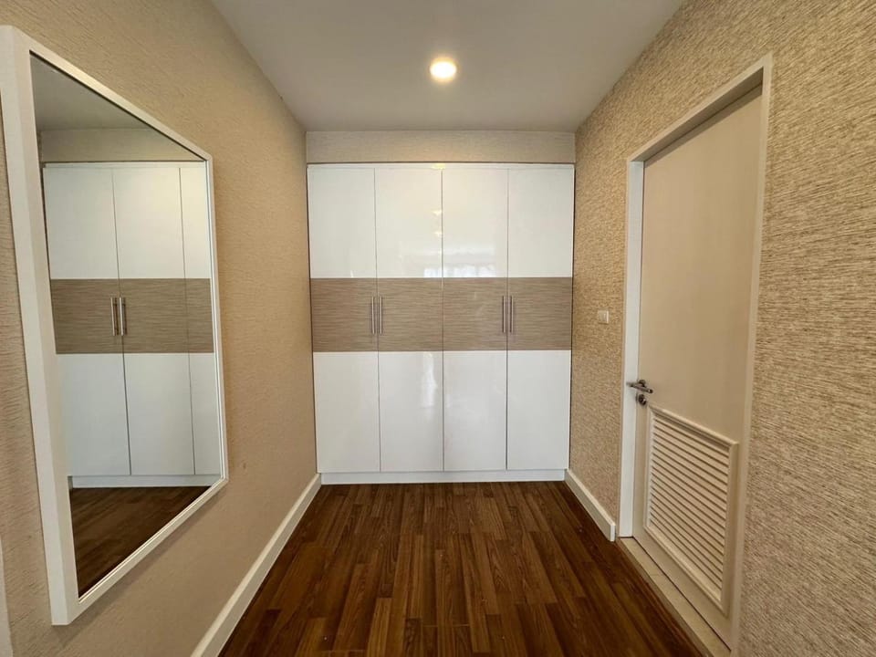 Clover Thonglor 2 bed easy access to BTS Thonglor Pool Gym Apartment in Bangkok