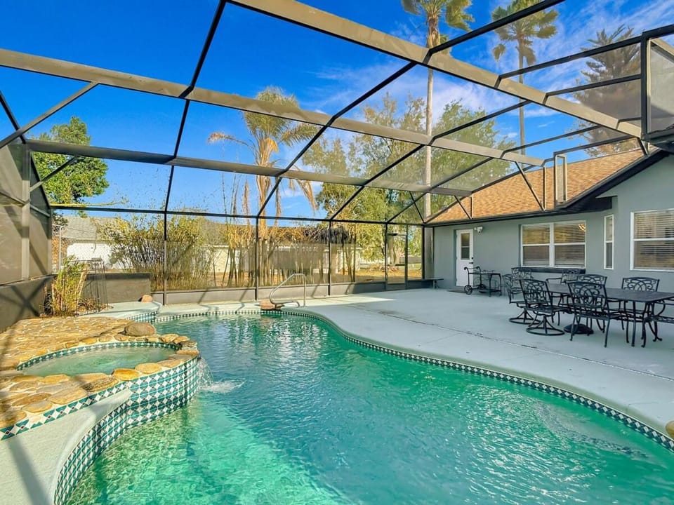 Luxury 4BR Villa Heated Pool Spa 12 Min to Disney Villa in Four Corners