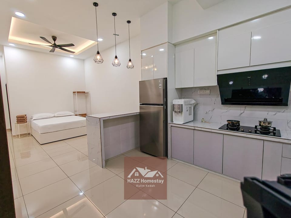 Kitchen or kitchenette, Bedroom, stove