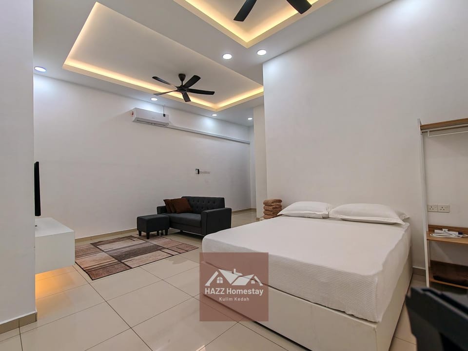 Bed, TV and multimedia, Living room, Photo of the whole room, Seating area, air conditioner
