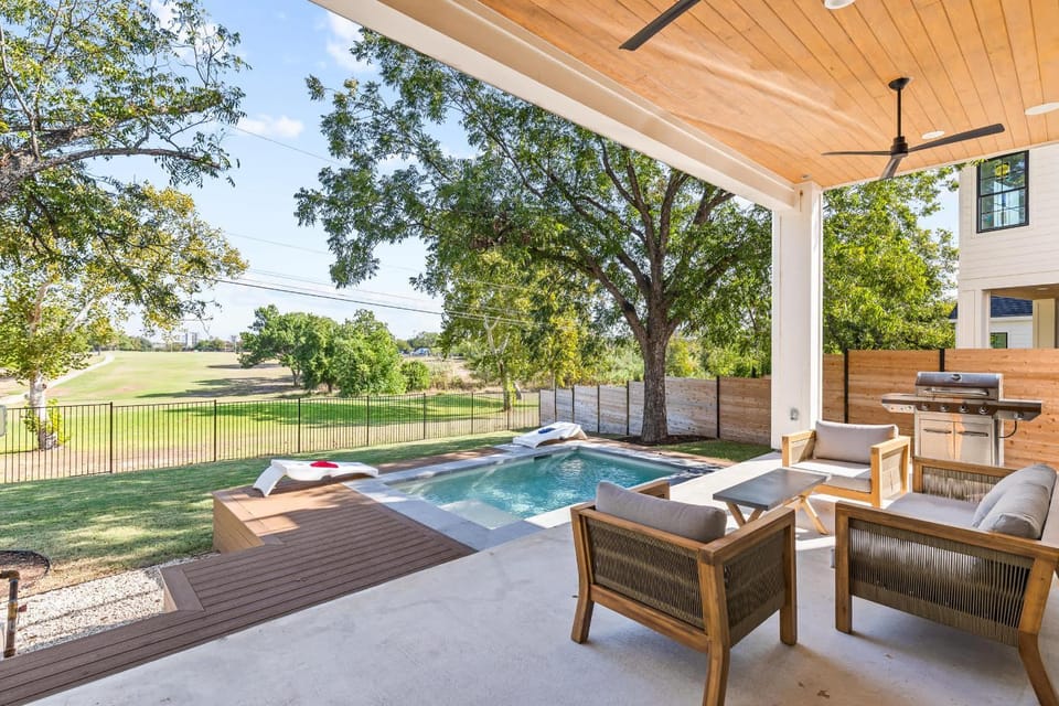 Luxury Austin Home - Must See Near Downtown 6bd House in Montopolis