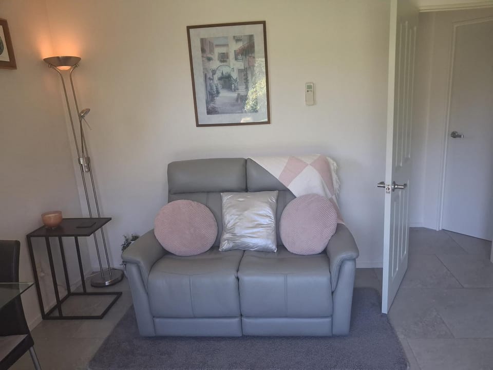 Gorgeous spot to chill with private hot tub and EVSE available Apartment in Tauranga