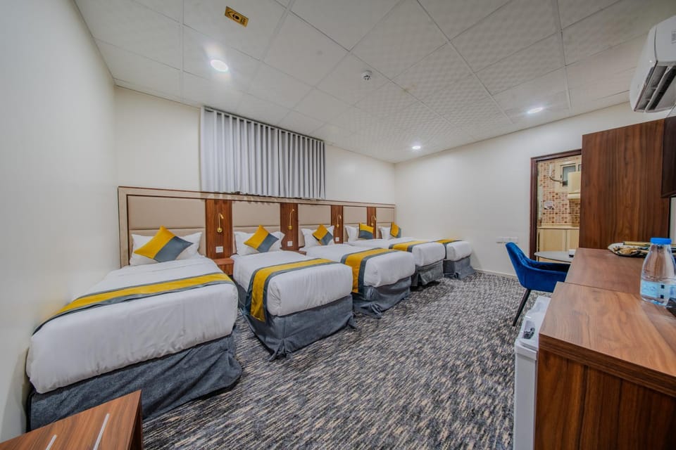 Bed, TV and multimedia, Photo of the whole room