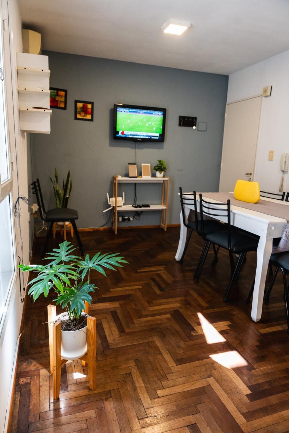 TV and multimedia, Seating area, Dining area