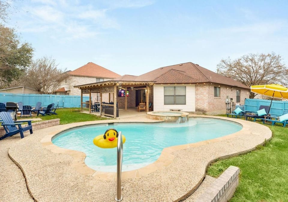 Swimming pool