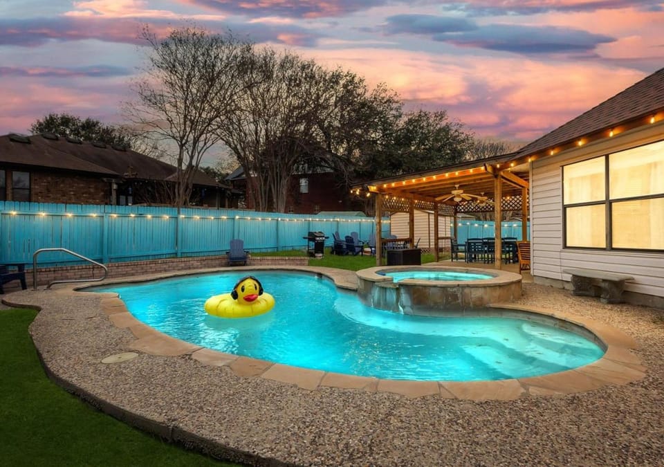 Swimming pool