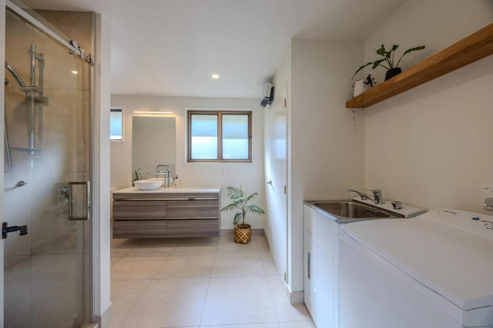 Modern Two-Bedroom Unit in the Centre of Wanaka Apartment in Wanaka