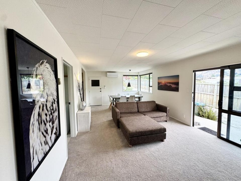 Modern Two-Bedroom Unit in the Centre of Wanaka Apartment in Wanaka