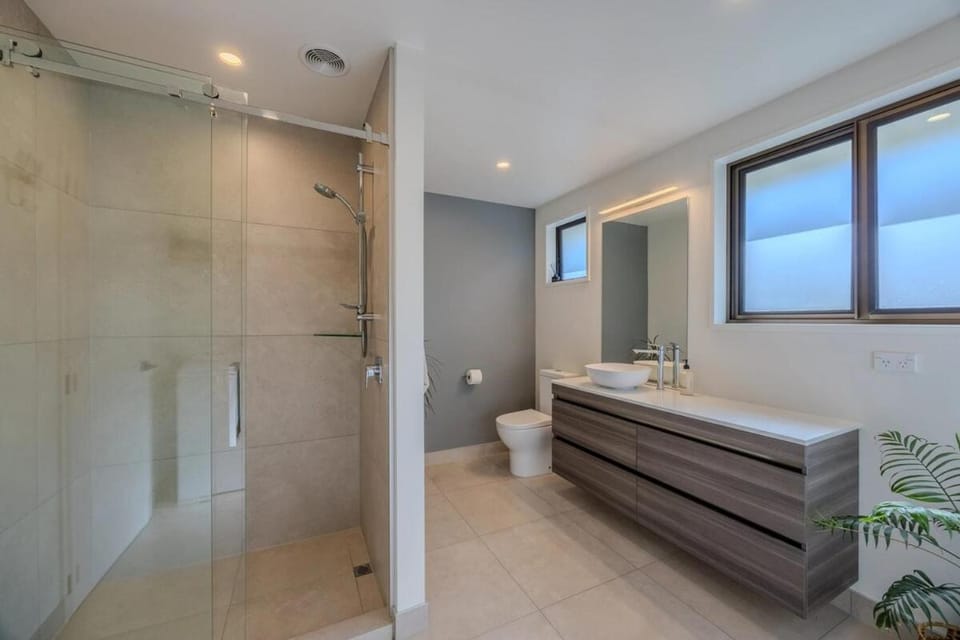 Modern Two-Bedroom Unit in the Centre of Wanaka Apartment in Wanaka