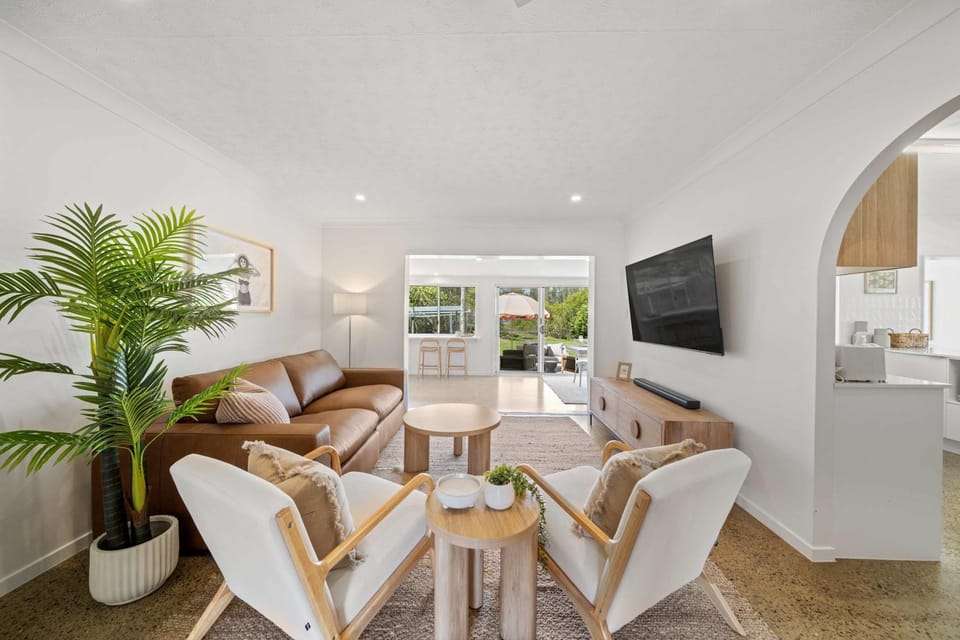 TV and multimedia, Living room, Seating area, Evening entertainment