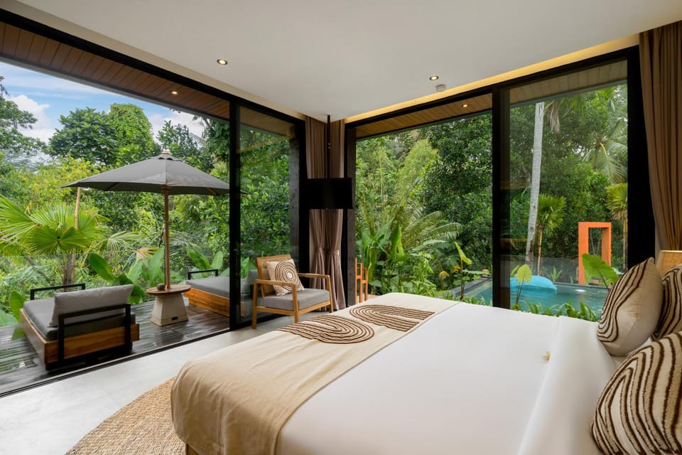 Bed, Day, Bedroom, Pool view, sunbed