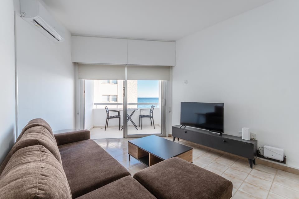 Communal lounge/ TV room, TV and multimedia, Balcony/Terrace, Living room, Seating area, Evening entertainment, Sea view