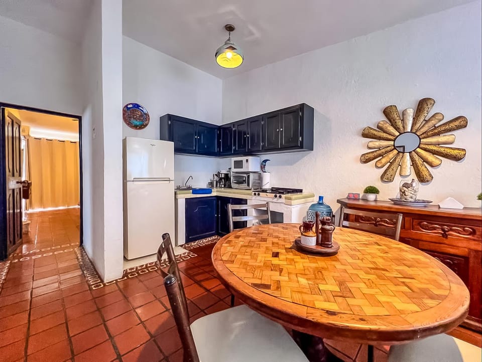 Kitchen or kitchenette, Dining area, oven, stove