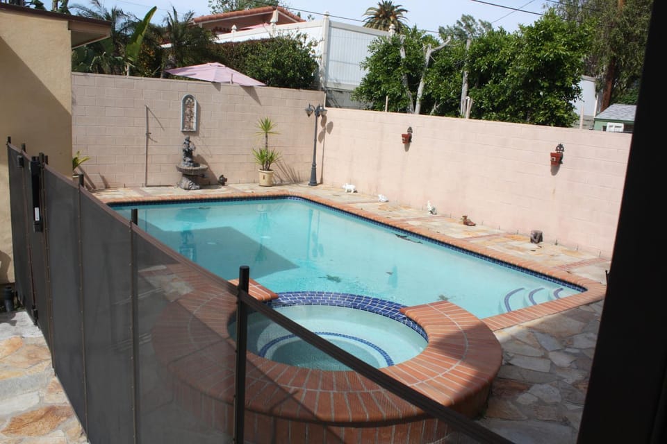 Adorable Guesthouse with pool by Universal Studios House in Toluca Lake