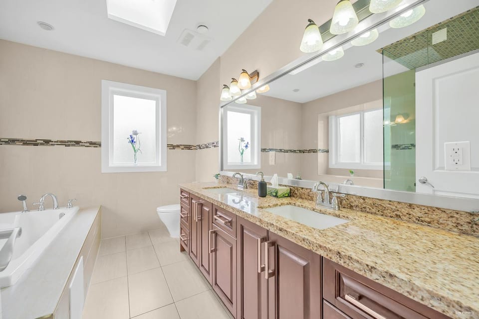 Tranquil Oakridge Ensuite Stay - near Skytrain Bed and Breakfast in Vancouver