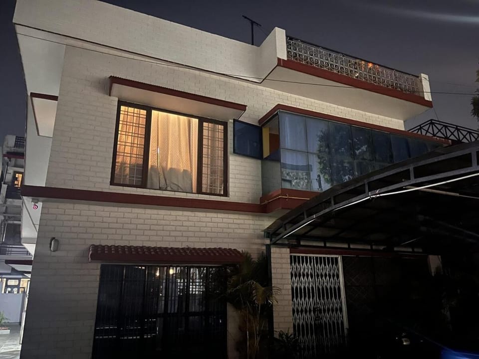 Roxys Cozy 1BHK Dalanwala Pet Friendly Apartment in Dehradun