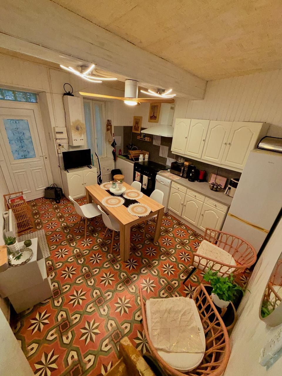 TV and multimedia, Coffee/tea facilities, Kitchen or kitchenette, Dining area, microwave, oven, stove