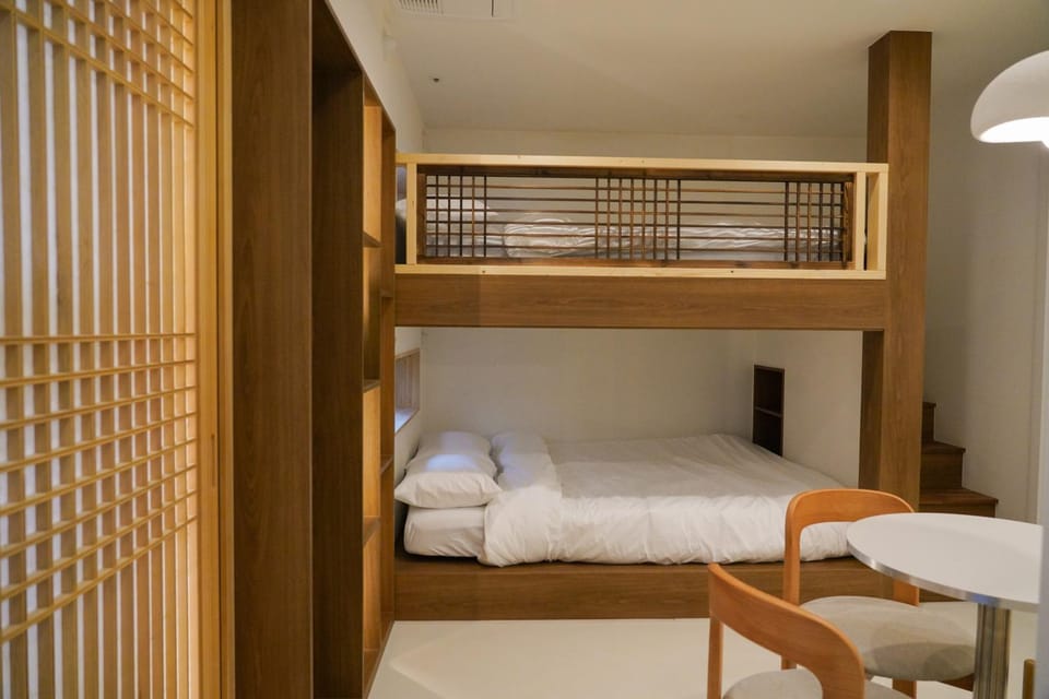 Bedroom, bunk bed