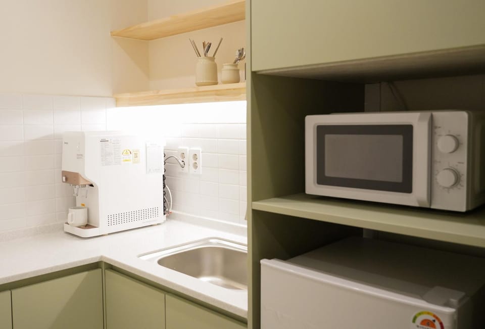 Kitchen or kitchenette, microwave, stove