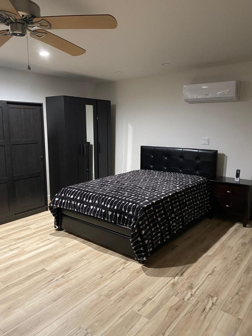 Adorable Guest house with pool by Universal Studios House in Toluca Lake
