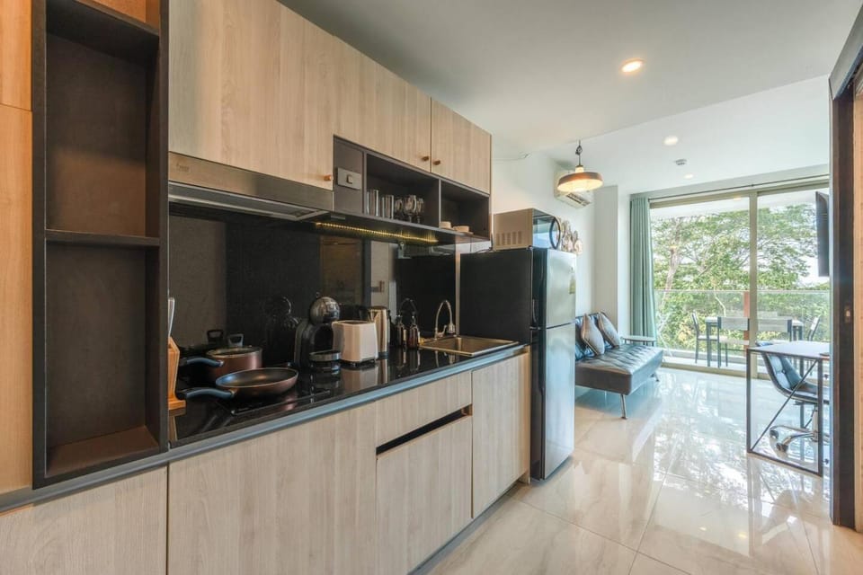 Coffee/tea facilities, Kitchen or kitchenette, stove