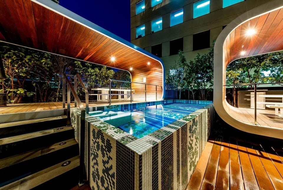 Luxe Skyline Stay - Parking, Pool & Gym Apartment in Southbank