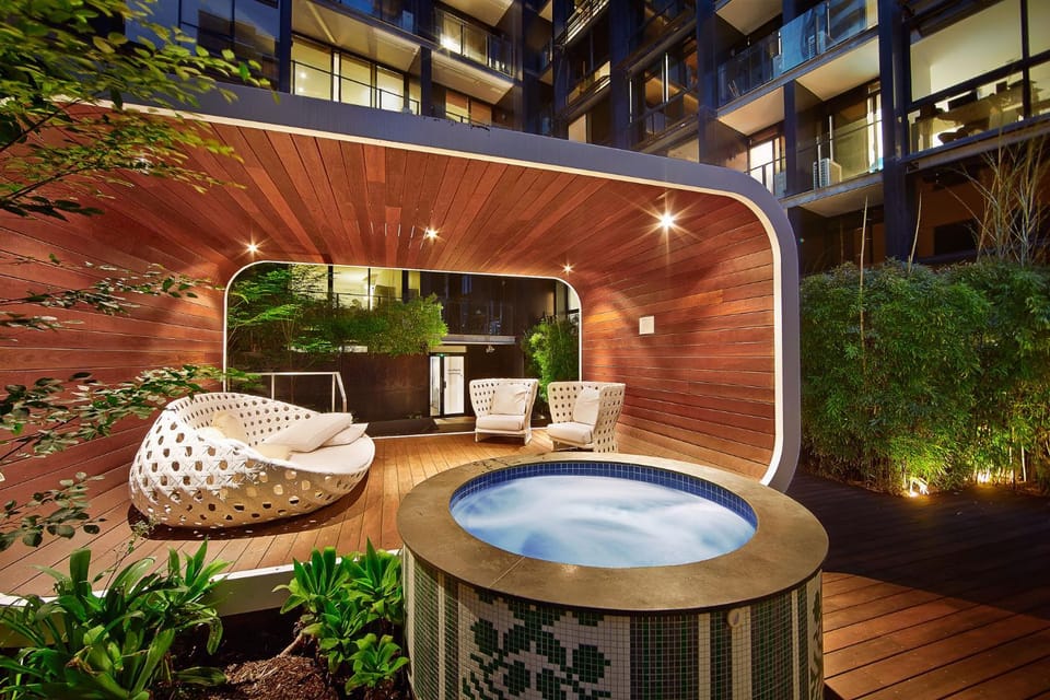 Luxe Skyline Stay - Parking, Pool & Gym Apartment in Southbank