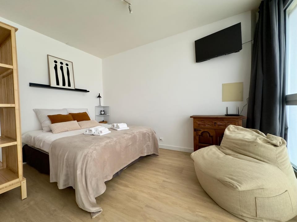 Bed, TV and multimedia, Bedroom, towels