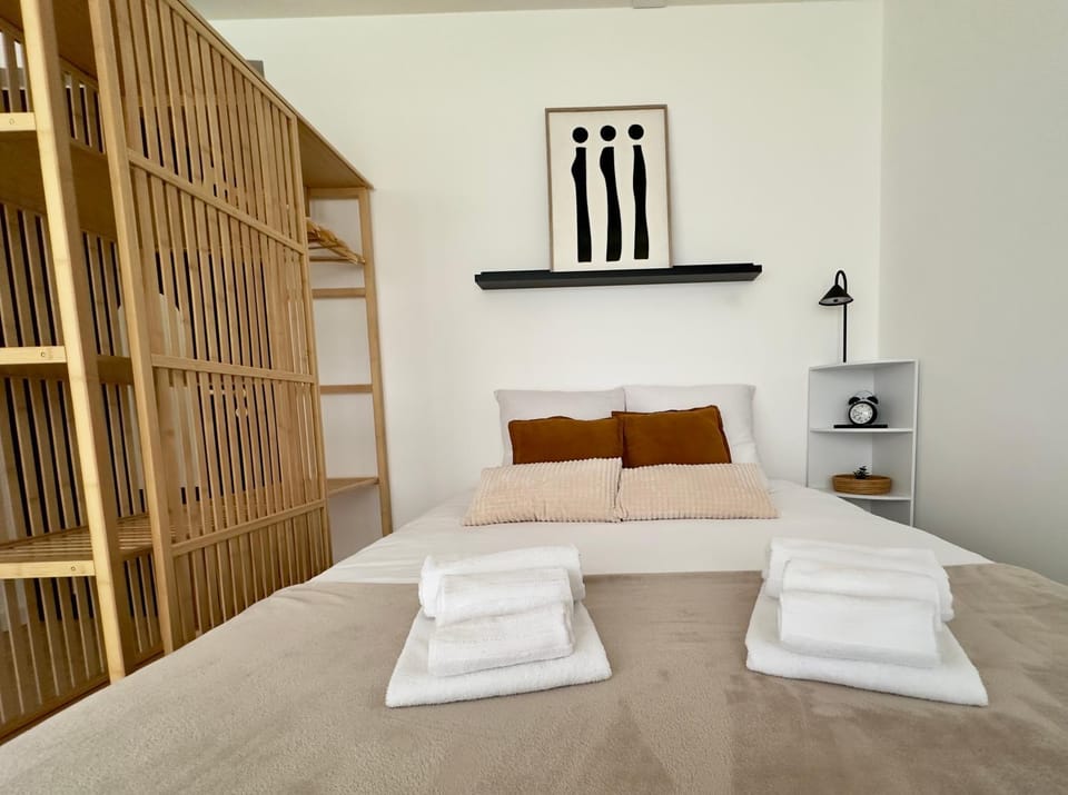 Bed, Bedroom, towels