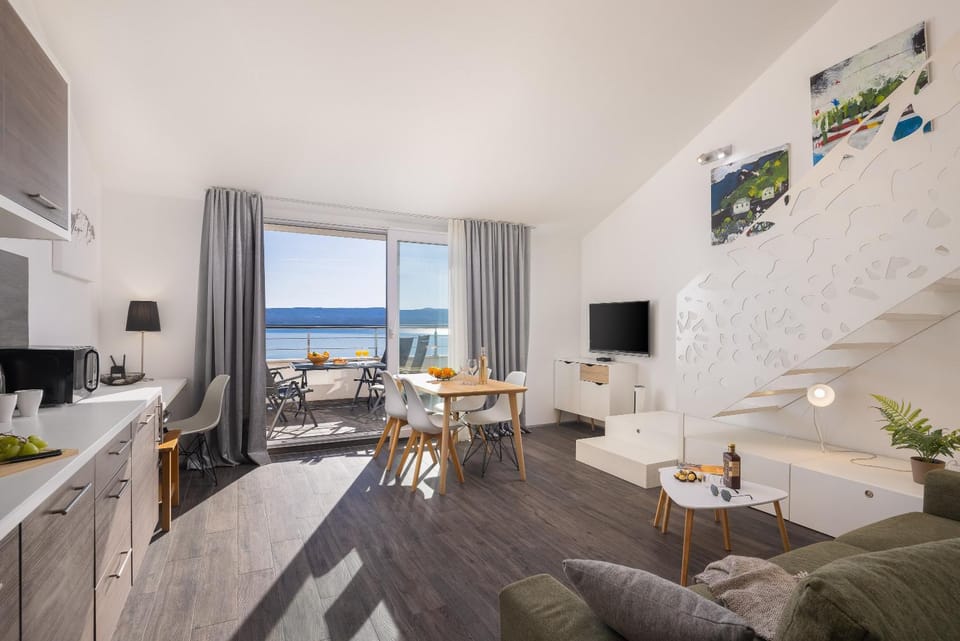 Natural landscape, TV and multimedia, Living room, Seating area, Dining area, Evening entertainment, Sea view