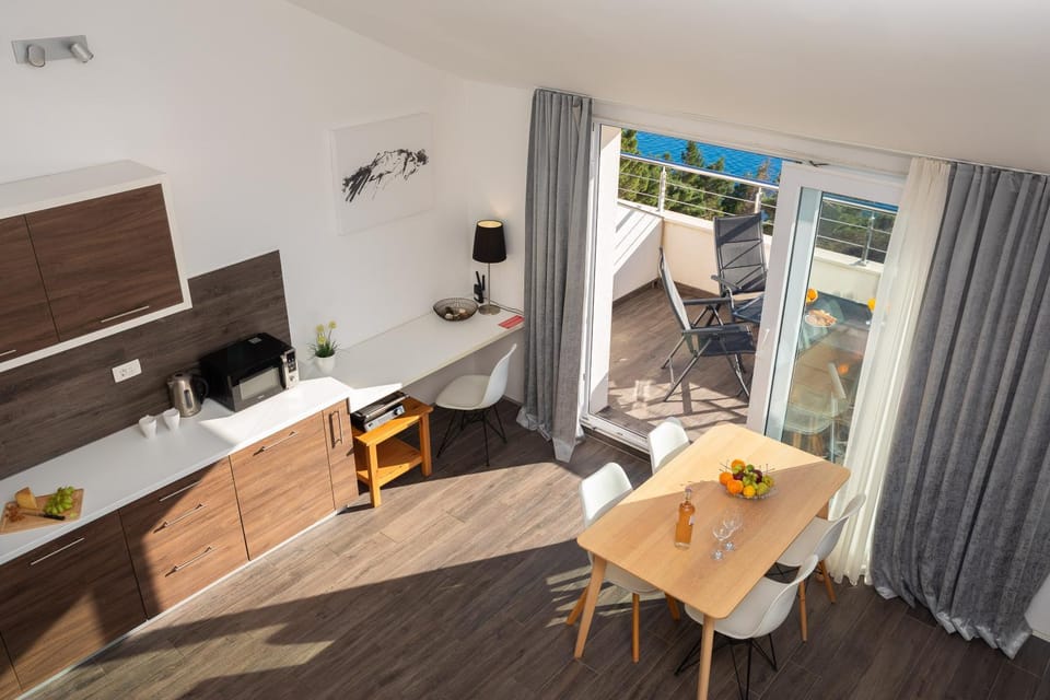 TV and multimedia, Kitchen or kitchenette, Living room, Seating area, Dining area