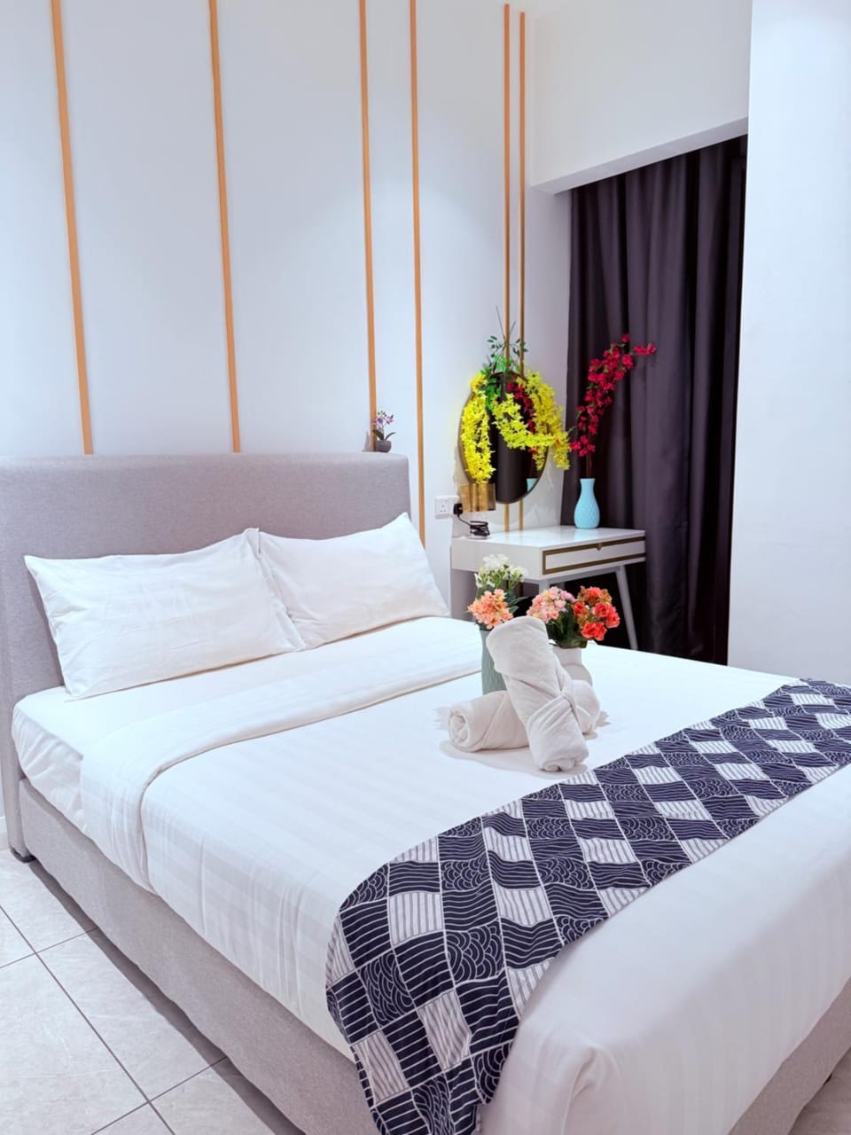 Bed, Photo of the whole room, Bedroom, towels