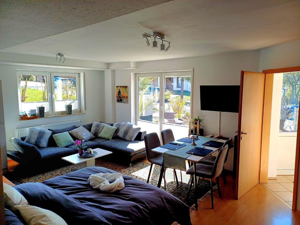 Bed, TV and multimedia, Living room, Seating area, Dining area, Bedroom
