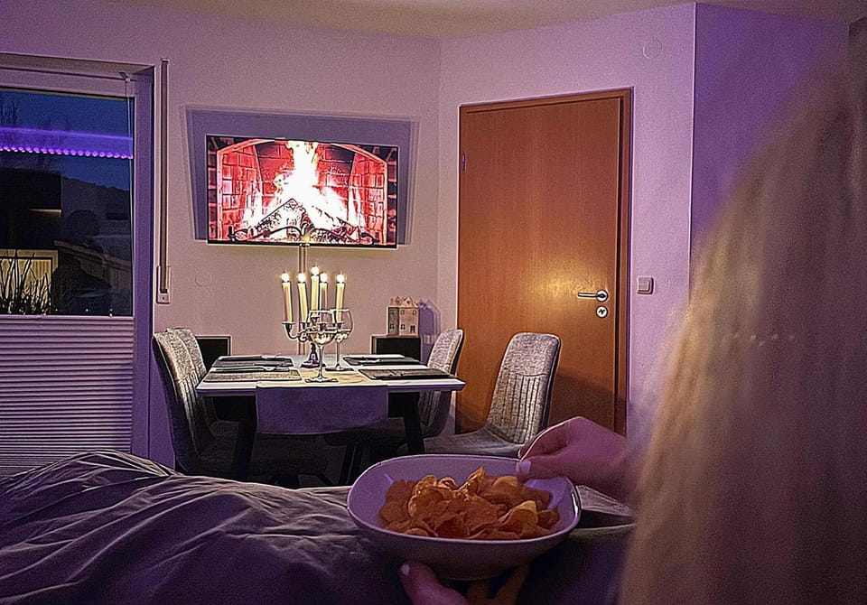 Bed, TV and multimedia, Dining area