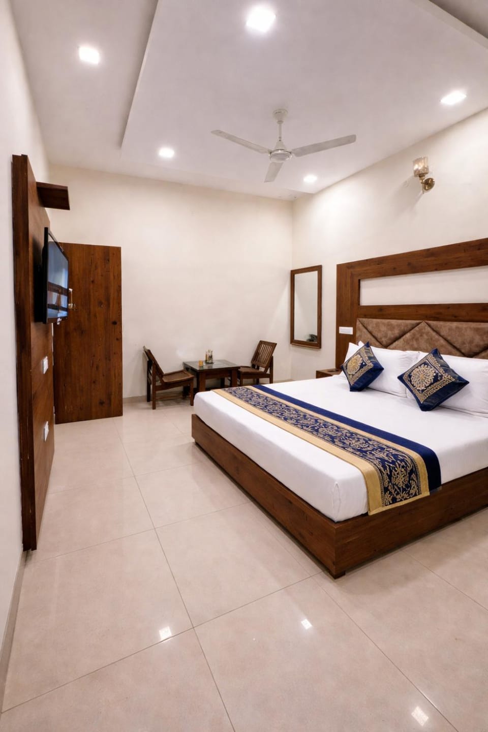 Bed, TV and multimedia, Photo of the whole room, Bedroom, wardrobe, air conditioner