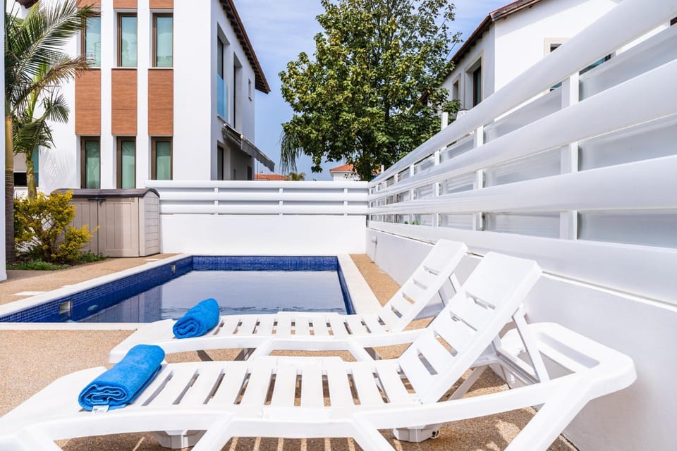Swimming pool, Swimming pool, sunbed, towels
