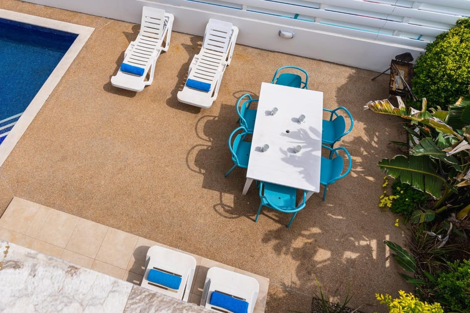 Balcony/Terrace, Balcony/Terrace, Swimming pool, sunbed, towels