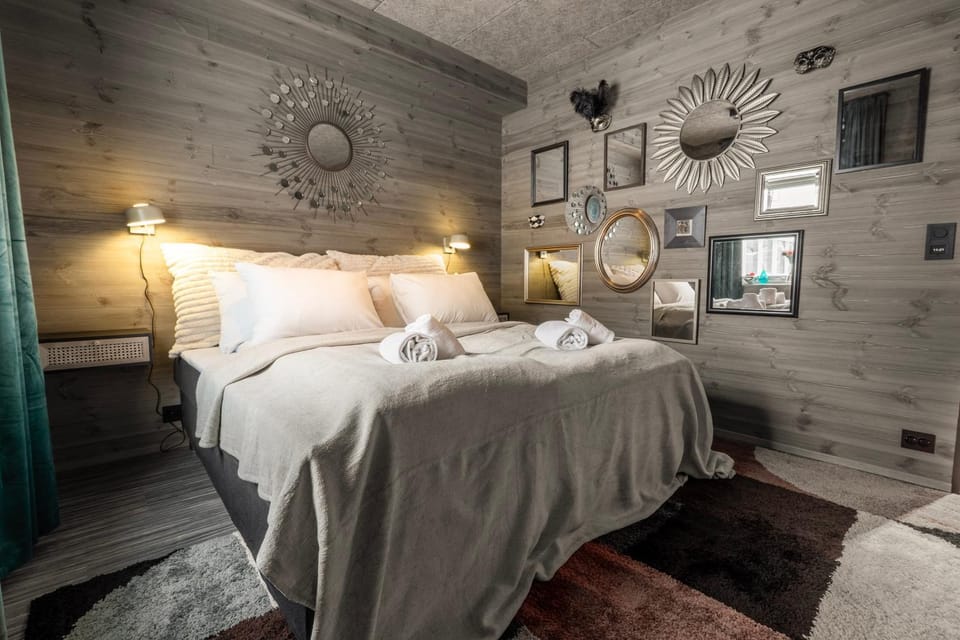 Bedroom, towels