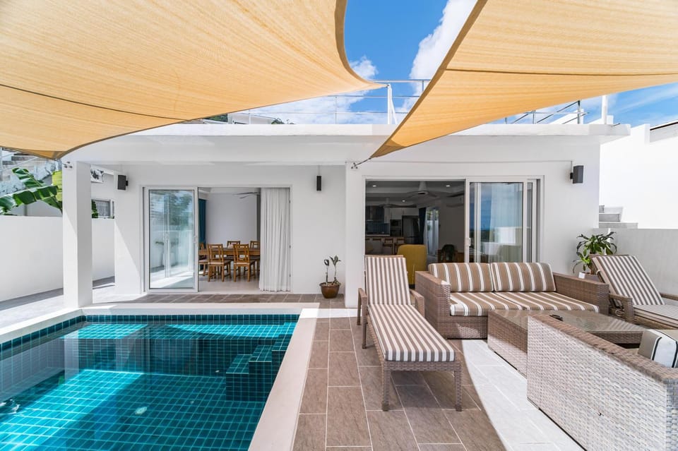 Patio, Swimming pool, sunbed