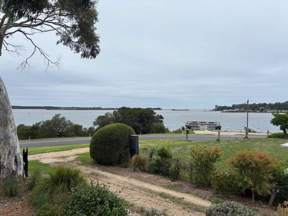 Stunning Lakeside Escape House in Mallacoota