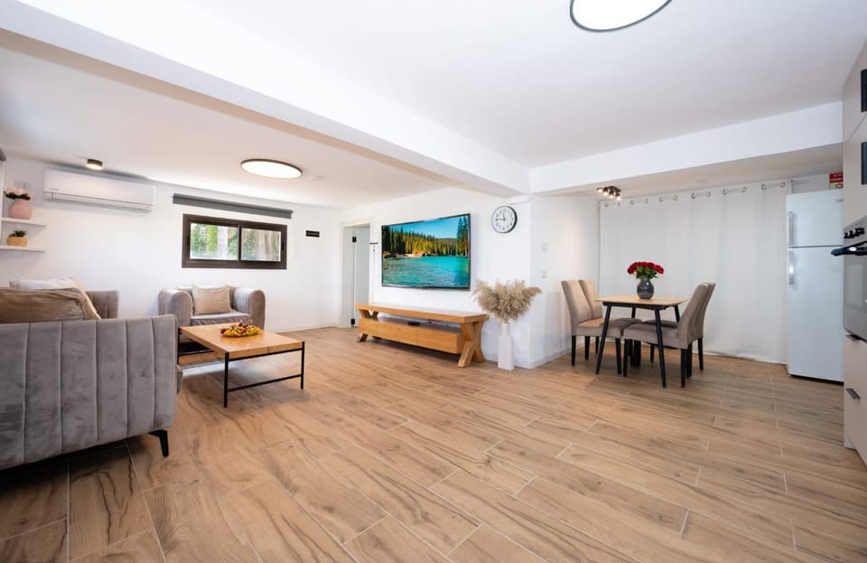Kitchen or kitchenette, Seating area, Dining area