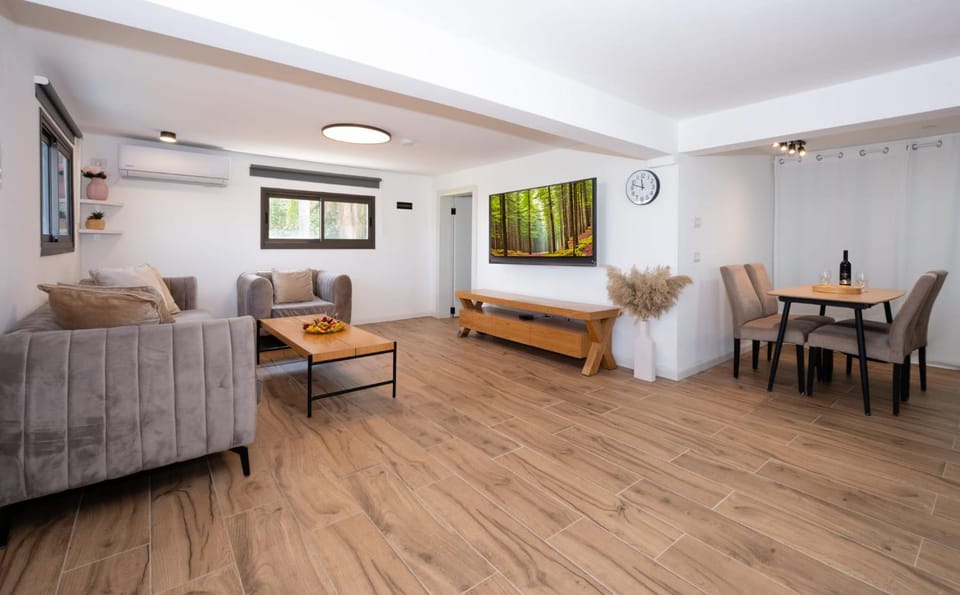Living room, Photo of the whole room, Seating area, Dining area