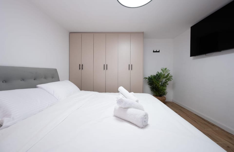 Bed, TV and multimedia, Photo of the whole room, Bedroom, towels, wardrobe